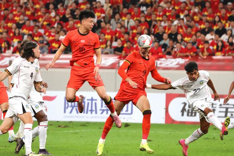 低水平友谊, 争舞台 低水平友谊, 争舞台