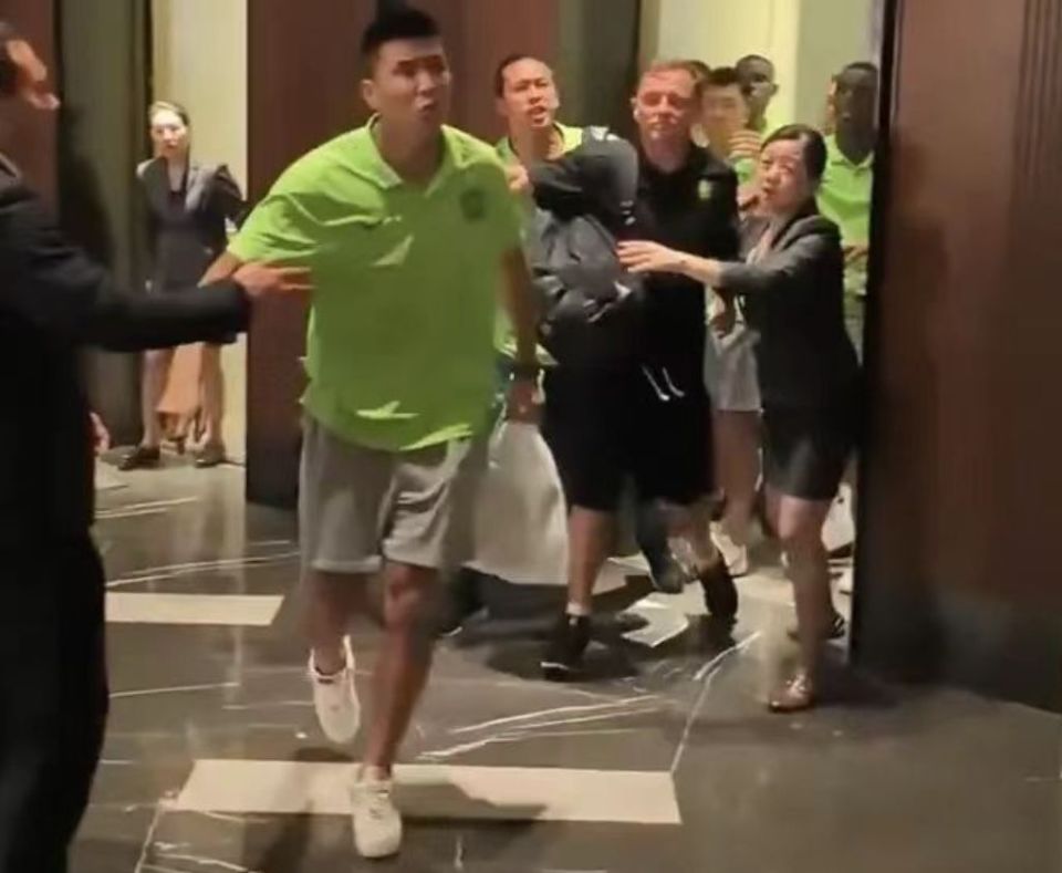 保持冷静, 所有的批评 保持冷静, 所有的批评